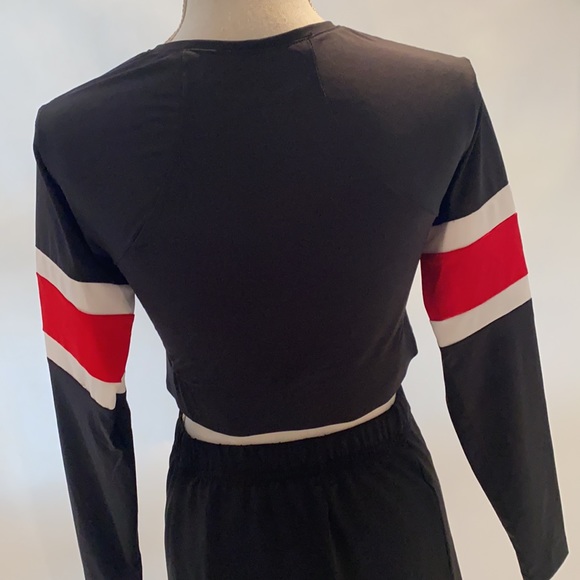 Black and red long sleeve stripe crop top - Picture 3 of 4